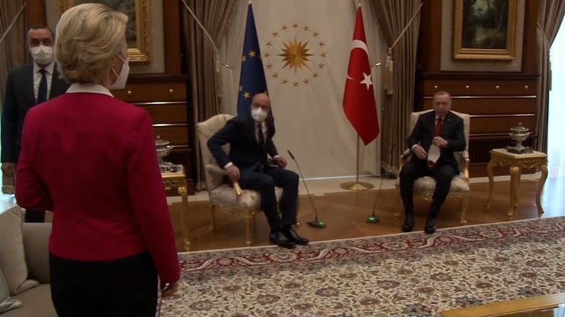 Turecko odmítlo, že se zachovalo vůči šéfce Evropské komise neuctivě